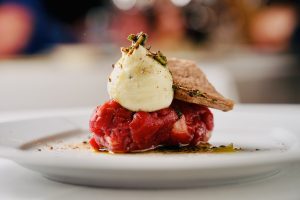 Tartare di bufala con burro al gorgonzola stravecchio con annata 2012