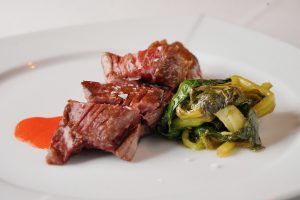 bavetta di black angus con cime di rapa al tamarindo e colatura di peperone e miele abbinata al Buttafuoco Storico 2001