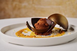 dolce al cioccolato fondente belga con la “non mousse” e le tre consistenze di passion fruit con il Buttafuoco Storico Chinato