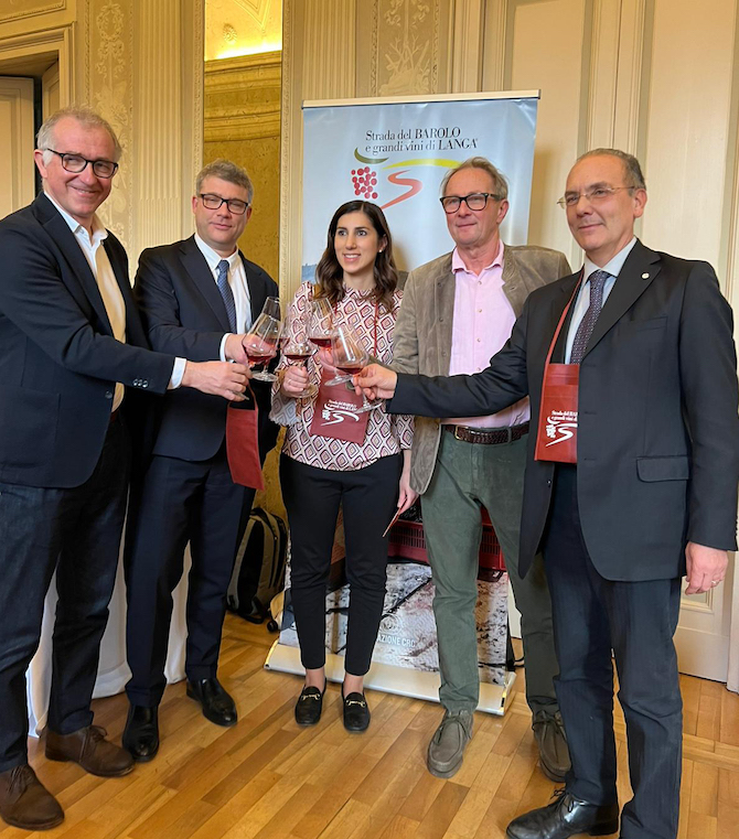 Evidenza_barolo e derthona_Direttivo con quarto da sinistra Walter Massa