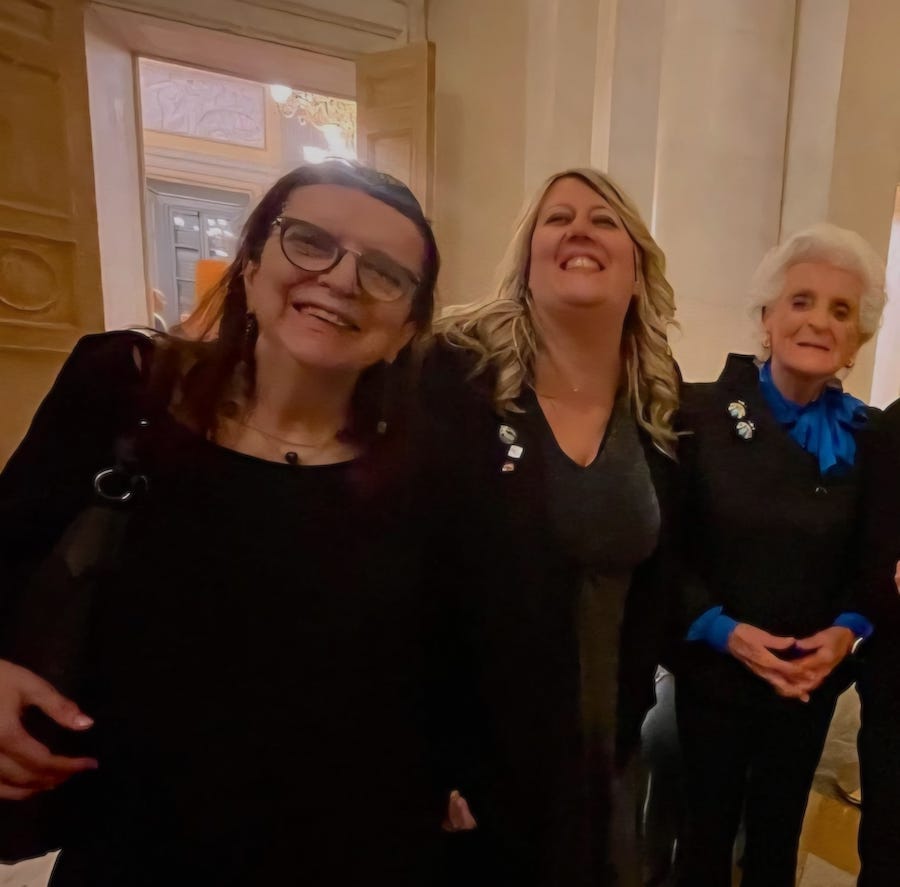 pia donata berlucchi con monica e giovanna_testo