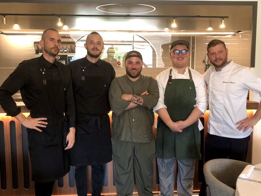 Staff Cucina Decanto - al centro Chef Vincenzo Mugnolo